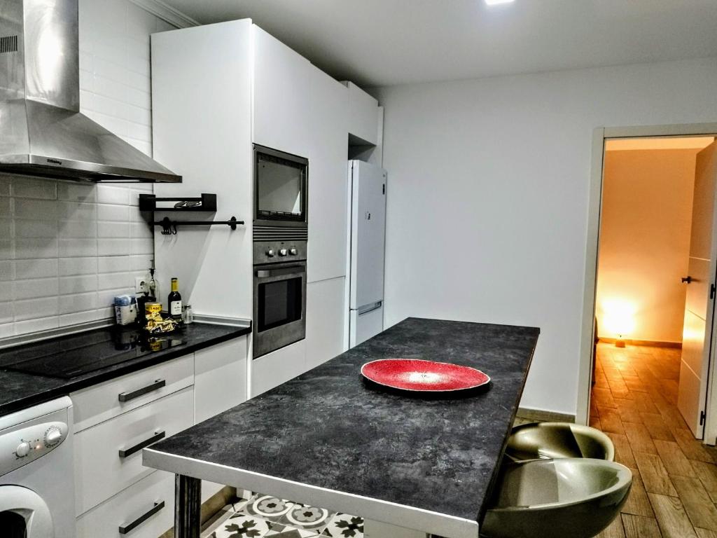 a kitchen with a red plate on a counter at Valencia Room in Cuart de Poblet