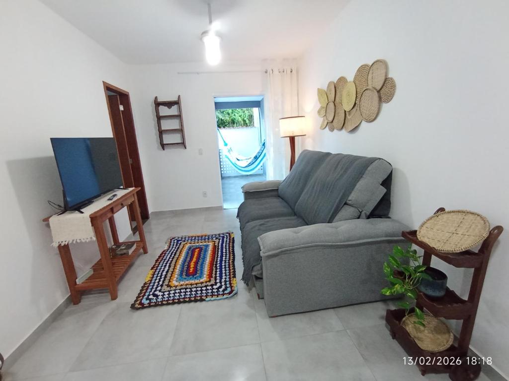 a living room with a couch and a table at Casa Lego Paraty in Paraty
