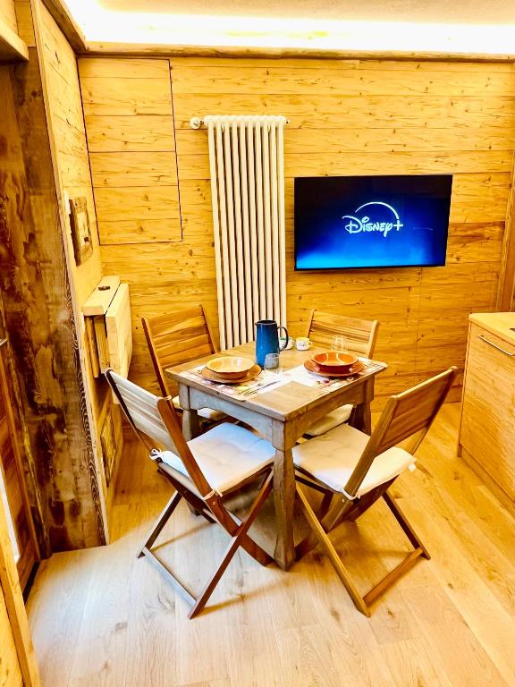 a wooden dining room with a table and chairs at Baita Snow Valtellina in Chiesa in Valmalenco