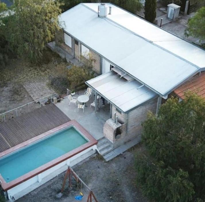 an overhead view of a house with a swimming pool at San Isidro Cabaña in Mendoza