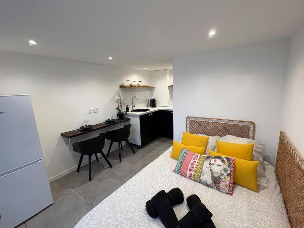 a living room with a couch and a kitchen at studio indépendant dans une villa in Aimargues