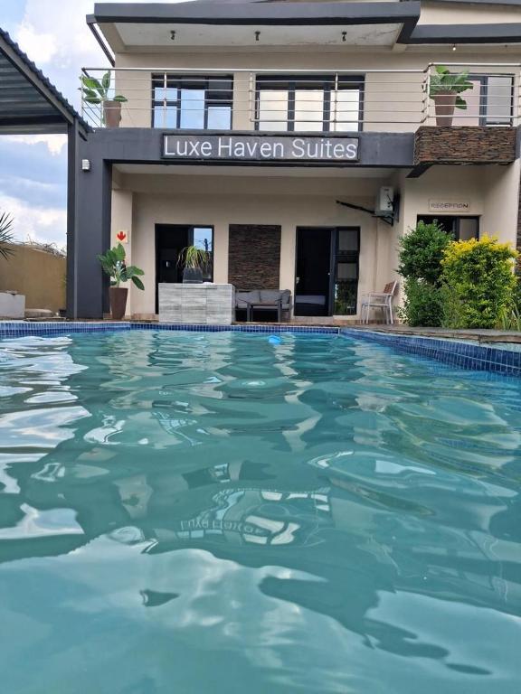 Piscina a Luxe Haven Suites o a prop