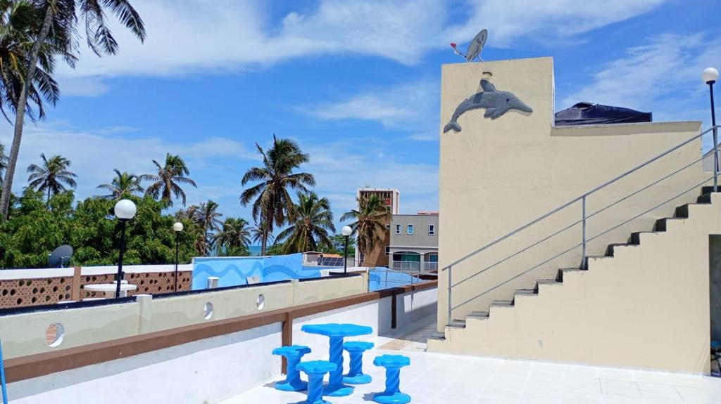 a mural of a dolphin on the side of a building at POUSADA GOLFINHO FLECHEIRAS Ce in Trairi
