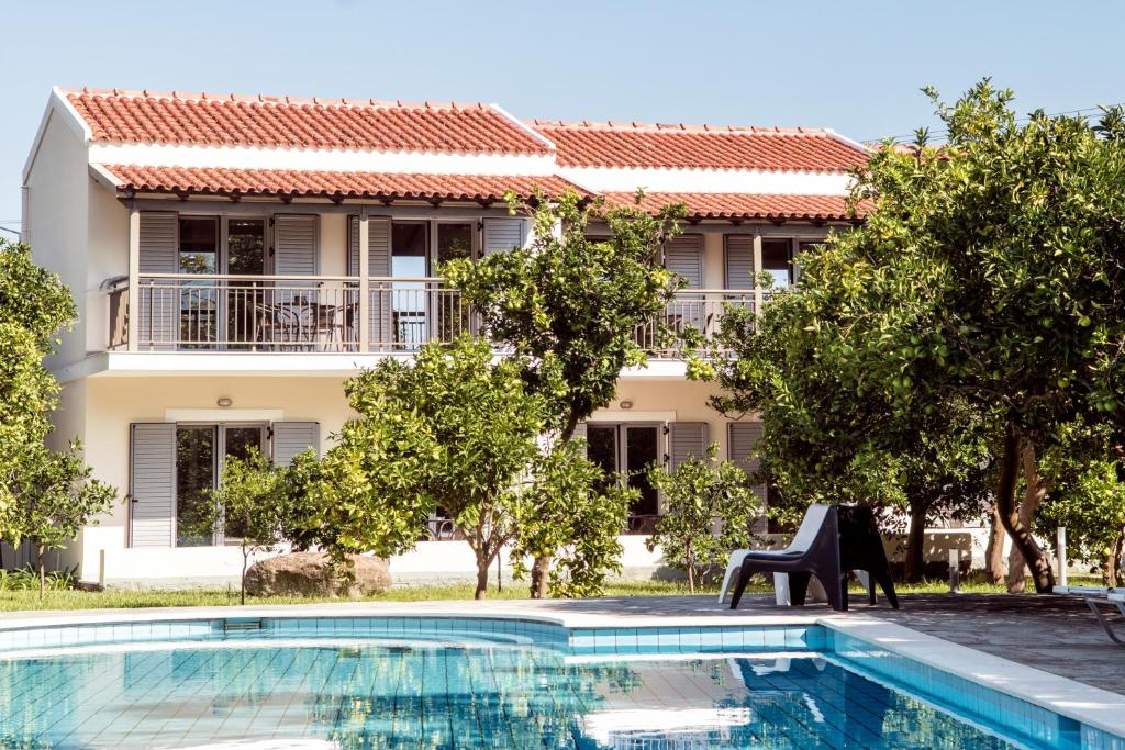 Бассейн в Orange Grove Suites или поблизости