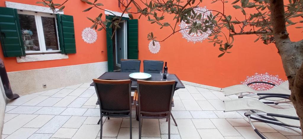 a table and chairs in front of a building at Casa Bumbara in Vodnjan