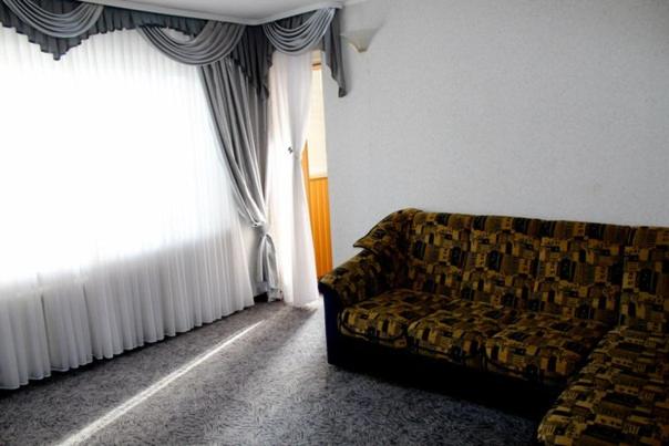 uma sala de estar com um sofá e janelas em Apartment On Prospekt Kirova em Dnipro