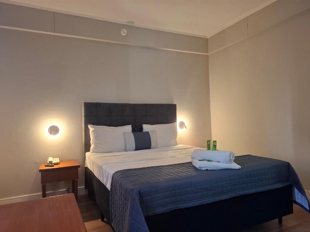 a bedroom with a bed with two towels on it at Flat Borges Lagoa Vl Mariana Ibirapuera com garagem UH1007 in São Paulo