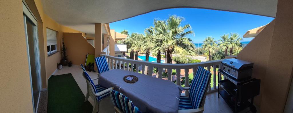 a balcony with a table and chairs and a view of the ocean at Appartement Stella vue mer in Piles