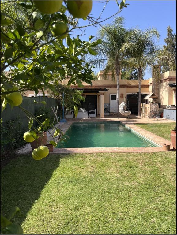a swimming pool in the yard of a house at VILLA DETENTE PISCINE PRIVEE PROCHE D'AGADlR in Taroudant