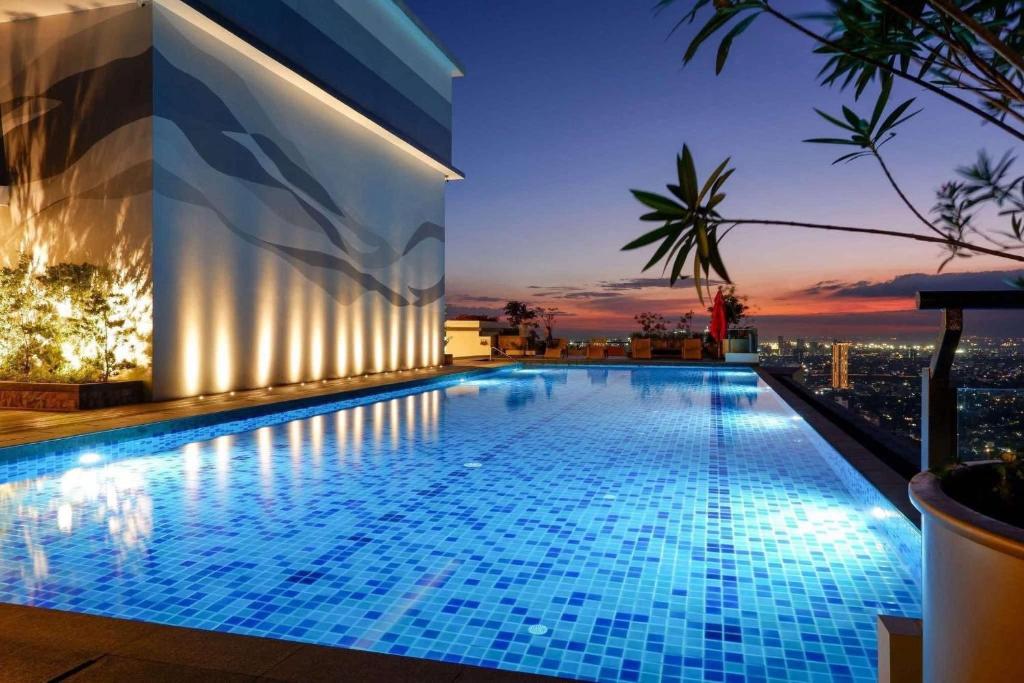 Image showcasing Executive Suite, City Skyline near Solaire & MRT, Manila (updated ...
