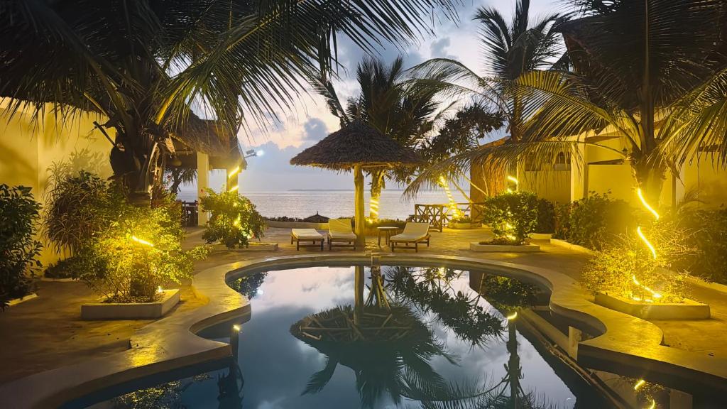 ein Resort mit Swimmingpool und Meerblick in der Unterkunft Moya Beach Hotel in Marumbi