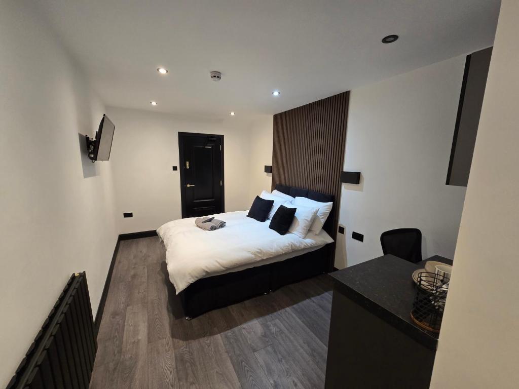 a bedroom with a bed with white sheets and pillows at 3M Luxury Living in Preston