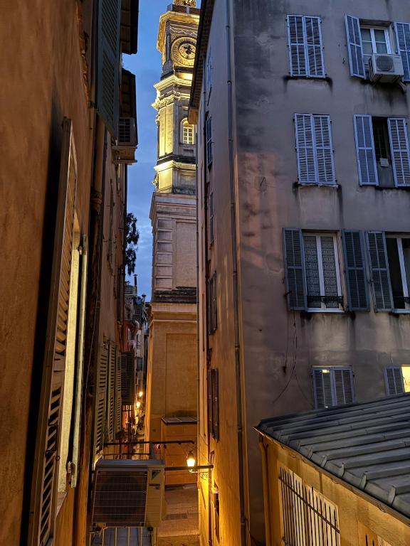 Cozy 50 m2 - Balcony & Air Conditioning! Heart of Old Nice