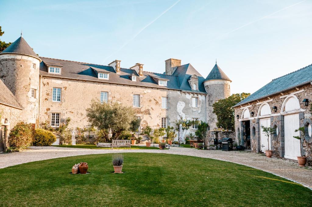 a large castle with a lawn in front of it at Manoir La Ville Durand in Binic