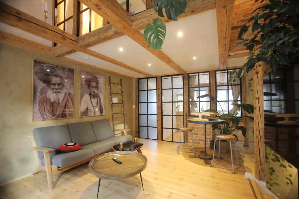 The Pink House Boho chic tesisinde bir oturma alanı