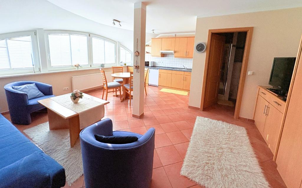 a living room with a blue couch and a table at Fewo Lavendel - mit Dachterrasse, Hund ist willkommen in Mariendorf