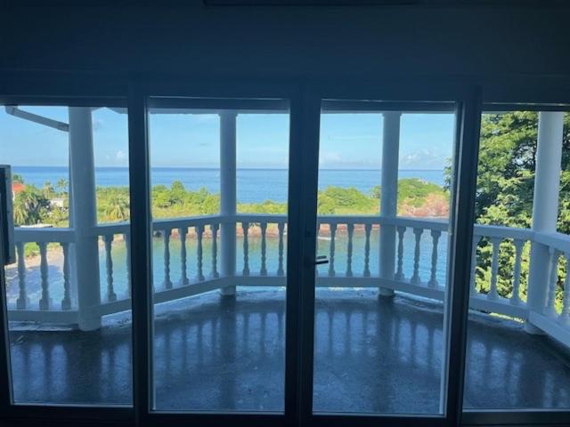 une vue sur l'océan depuis un balcon dans l'établissement Sunset Bliss, à Castries