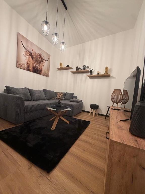 a living room with a couch and a table at Zauberhafte Erdgeschoss-Maisonettewohnung in Bovenden