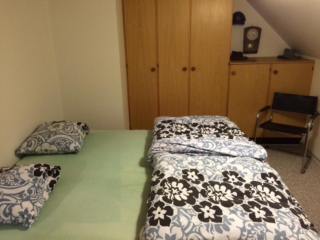 a bedroom with two beds and a dresser at Lille værelse på 1 sal in Kolding