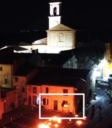 ein hohes Gebäude mit einem Uhrenturm darauf in der Unterkunft Yolunamar -appartamento, alloggio turistico- in Altidona