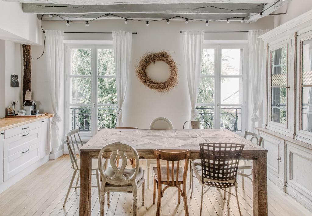 Beautiful Parisian apartment full of light