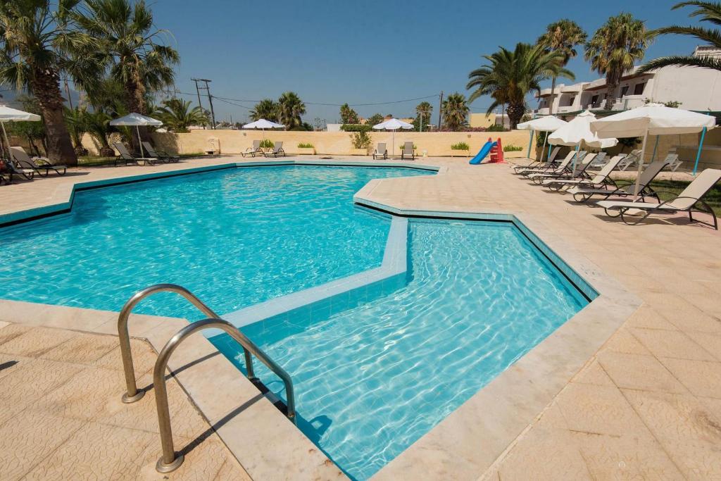 Bazén v ubytování Leonidas Hotel & Studios nebo v jeho okolí