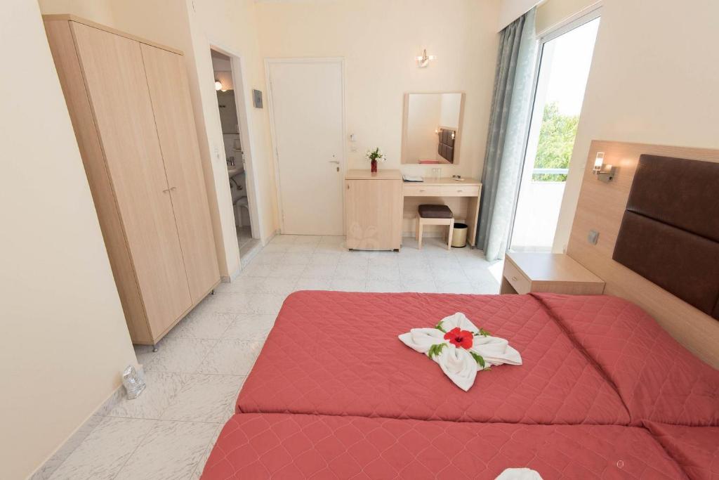 Postel nebo postele na pokoji v ubytování Leonidas Hotel & Studios