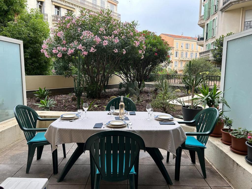 One-Bedroom Apartment with a Cozy Terrace Beachfront, City Center