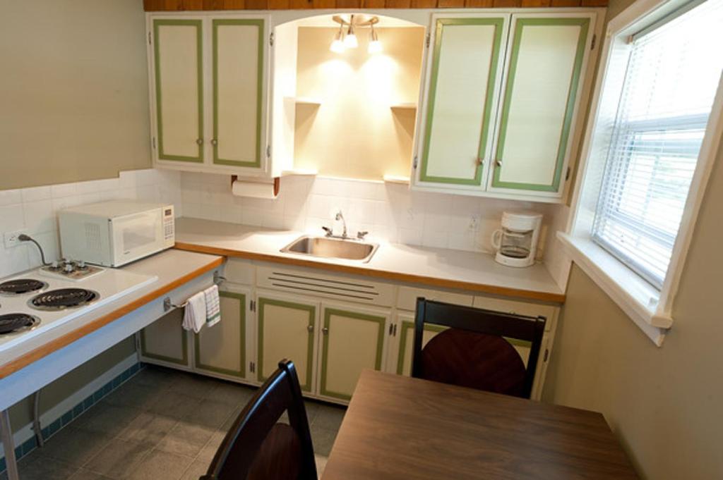 Kuchyň nebo kuchyňský kout v ubytování Alpine Inn & Suites