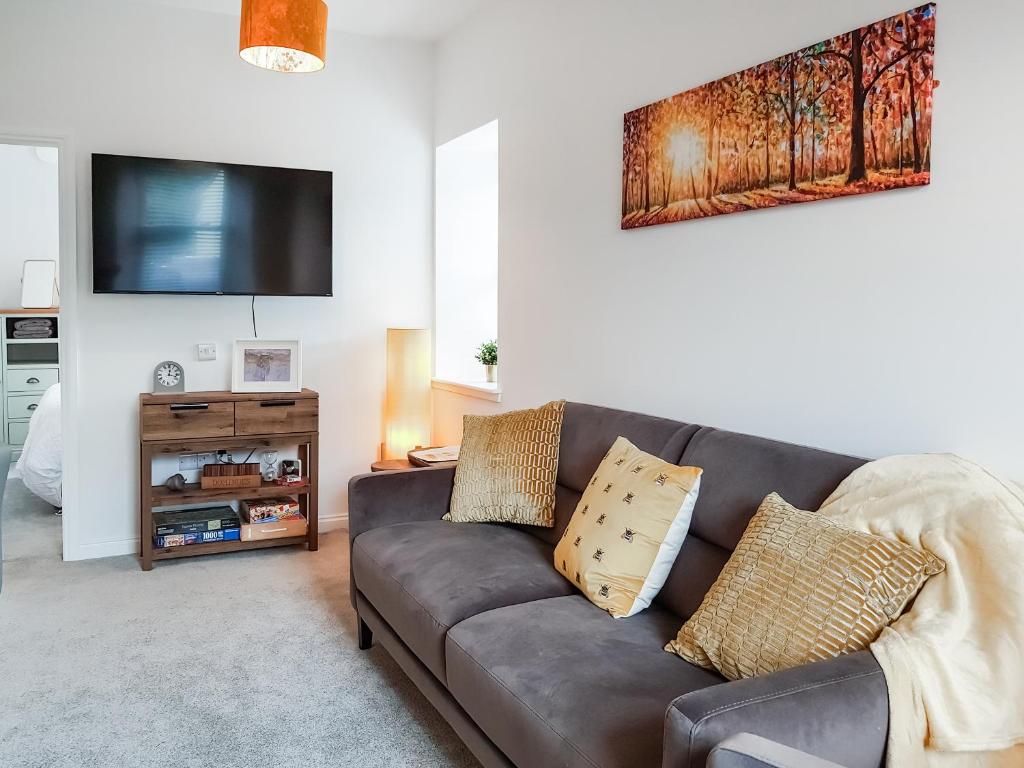 a living room with a couch and a tv at Invergyle - Uk40566 in Falkland