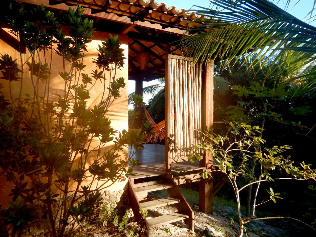 迪奧戈的住宿－極酷旅館，坐在花园中间的木椅