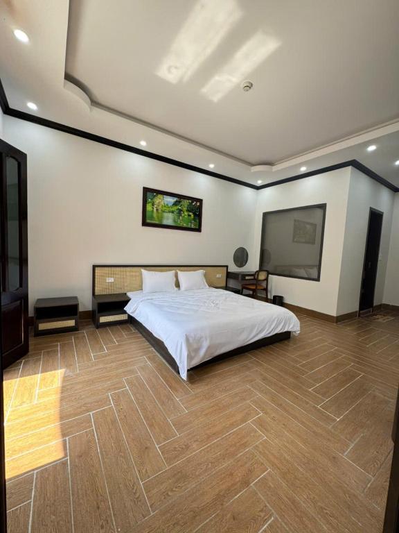 a large bedroom with a bed and a flat screen tv at Đậu Homestay Phố Cổ in Ninh Binh