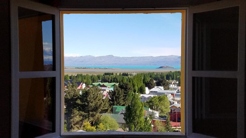 - une vue sur la ville depuis la fenêtre dans l'établissement South B&B El Calafate, à El Calafate