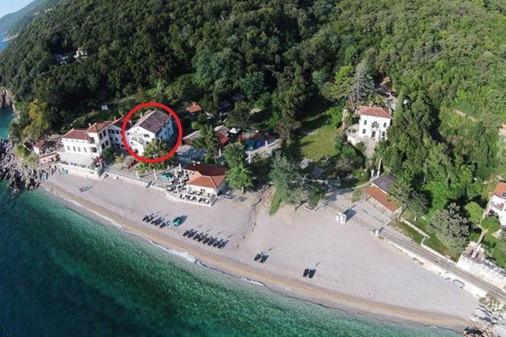 z góry widok na dom na plaży w obiekcie Apartments Sveti Ivan w mieście Mošćenička Draga