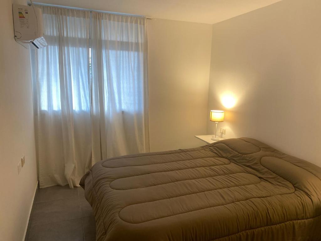 a hotel room with a bed and a window at El Remanso de Paracao in Paraná
