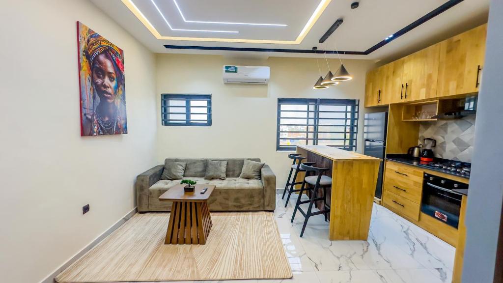 un soggiorno e una cucina con un divano e un tavolo di Residence Ayoka a Cotonou