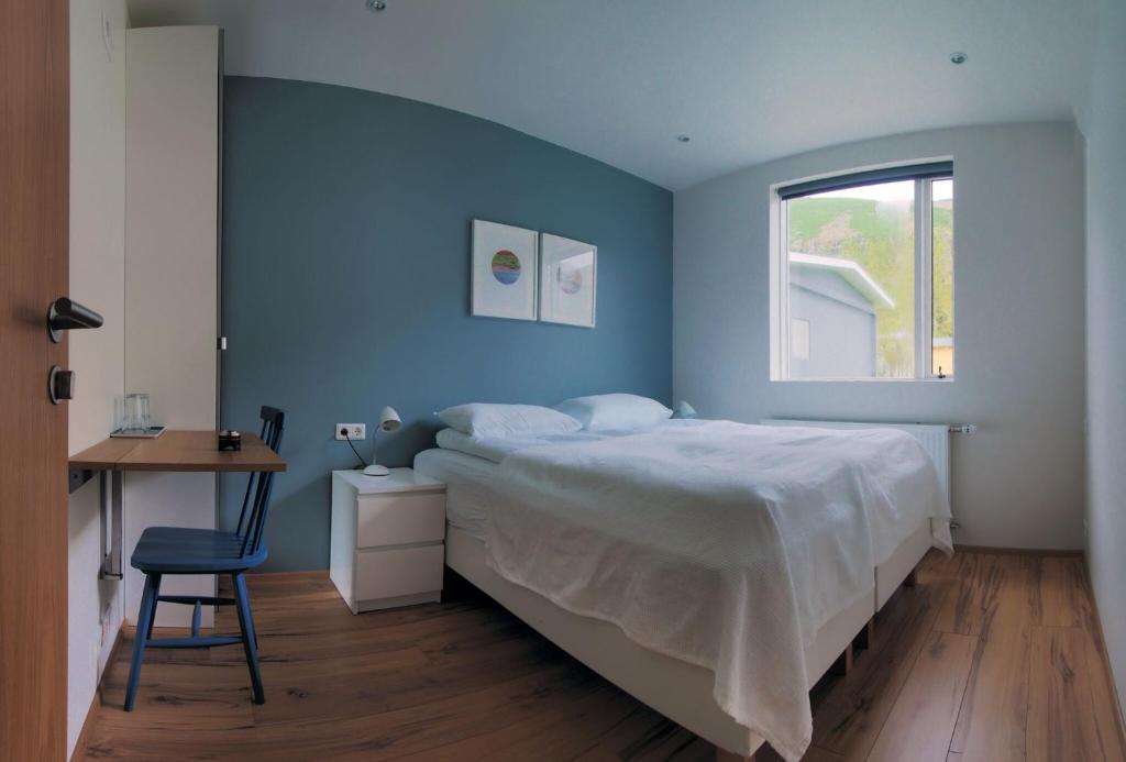 Postel nebo postele na pokoji v ubytování Seydisfjördur Guesthouse
