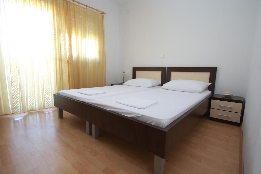 Łóżko lub łóżka w pokoju w obiekcie Apartments Novalja