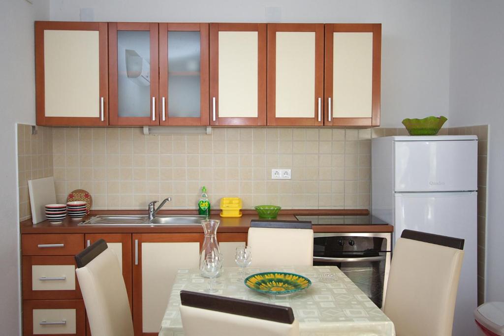 Kuchnia lub aneks kuchenny w obiekcie Apartments Novalja