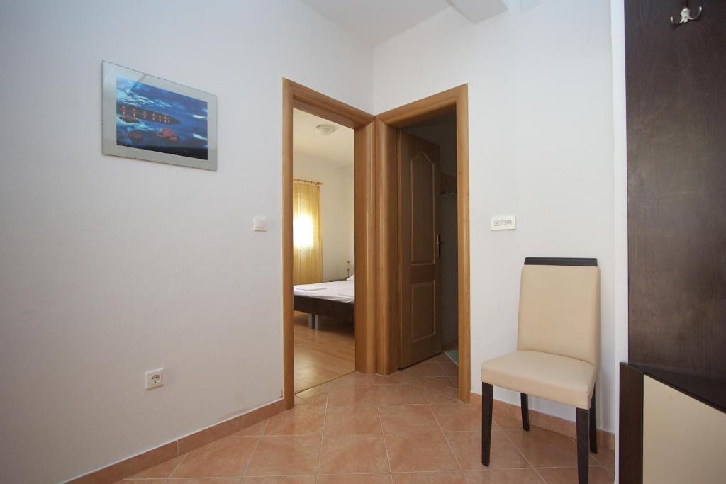 Łóżko lub łóżka w pokoju w obiekcie Apartments Novalja