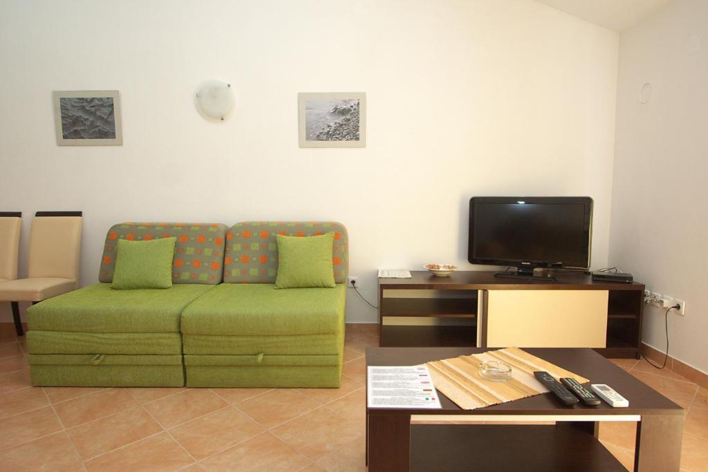 Telewizja i/lub zestaw kina domowego w obiekcie Apartments Novalja