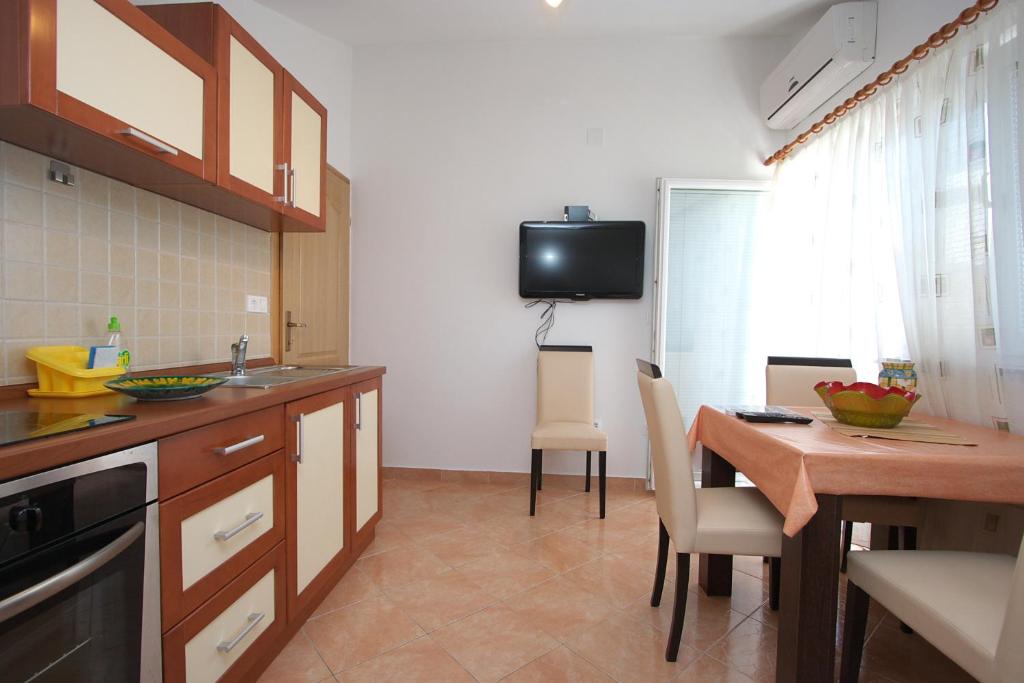 Kuchnia lub aneks kuchenny w obiekcie Apartments Novalja