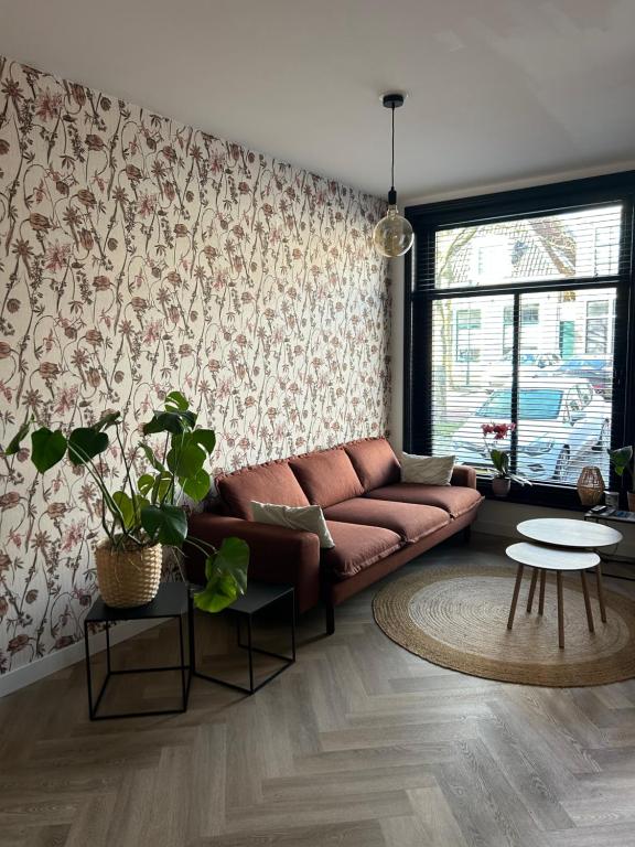 a living room with a brown couch and a table at Heiligeweg 48 in Harlingen