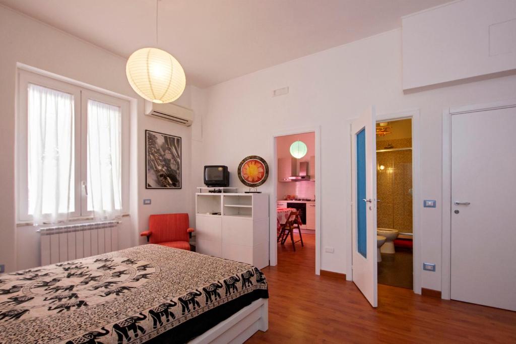 ナポリにあるLa Piazza al Vomeroのベッドルーム1室(ベッド1台付)、リビングルームが備わります。