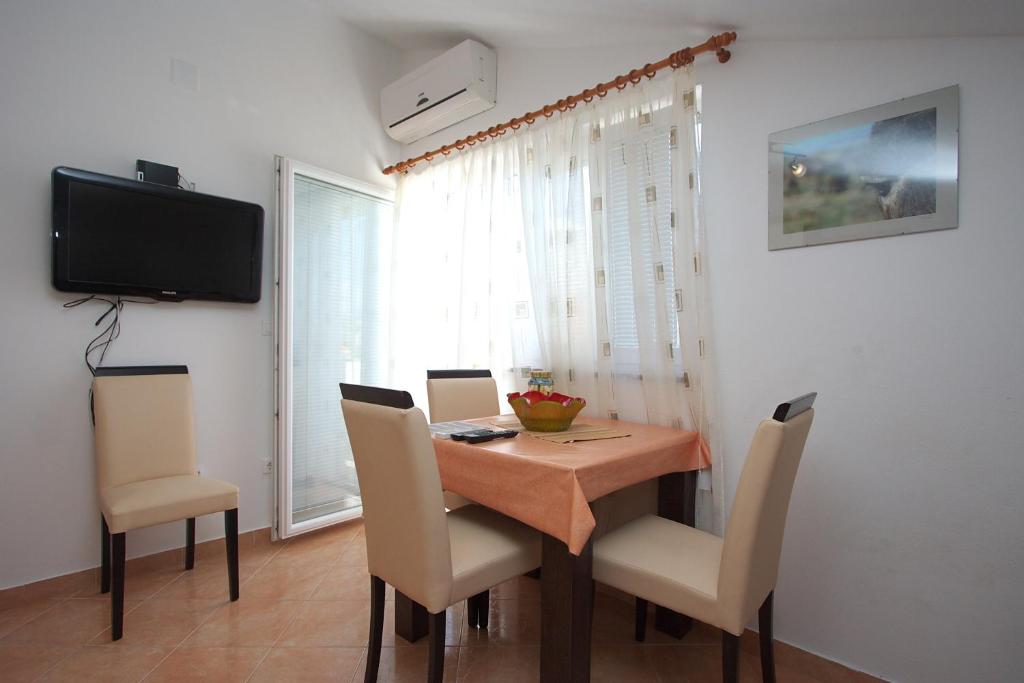 Telewizja i/lub zestaw kina domowego w obiekcie Apartments Novalja