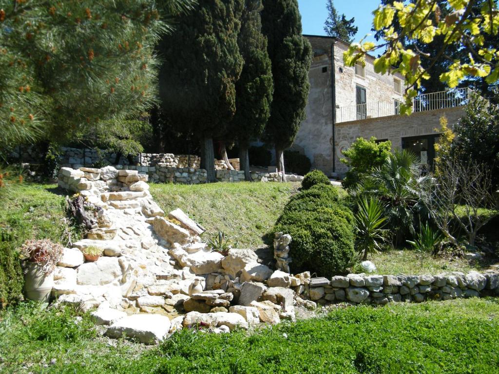 - un jardin en pierre en face d'une maison dans l'établissement Agriturismo Sorgente di Luna, à Larino