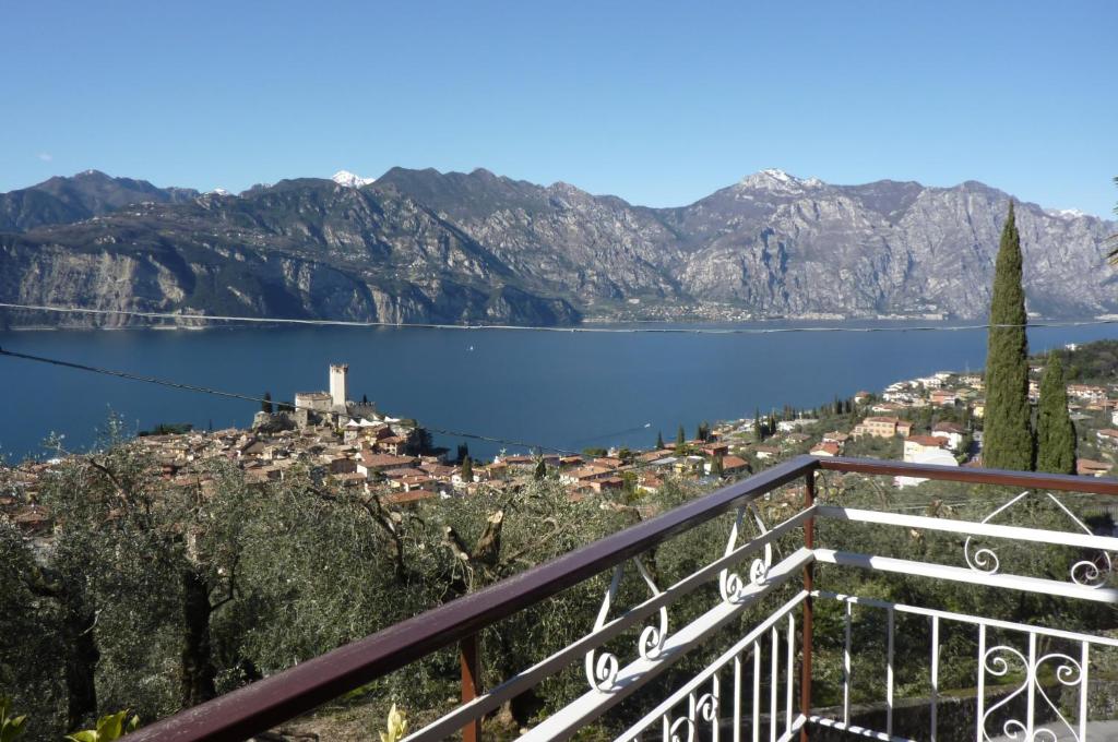 マルチェージネにあるCasa Sant'Antonioのバルコニーから湖の景色を望めます。