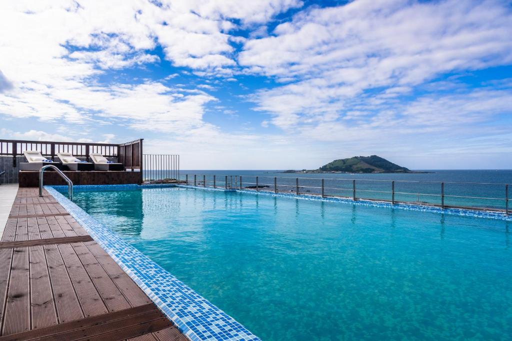Bazén v ubytování Aguila Hotel Jeju Oceano Suite nebo v jeho okolí