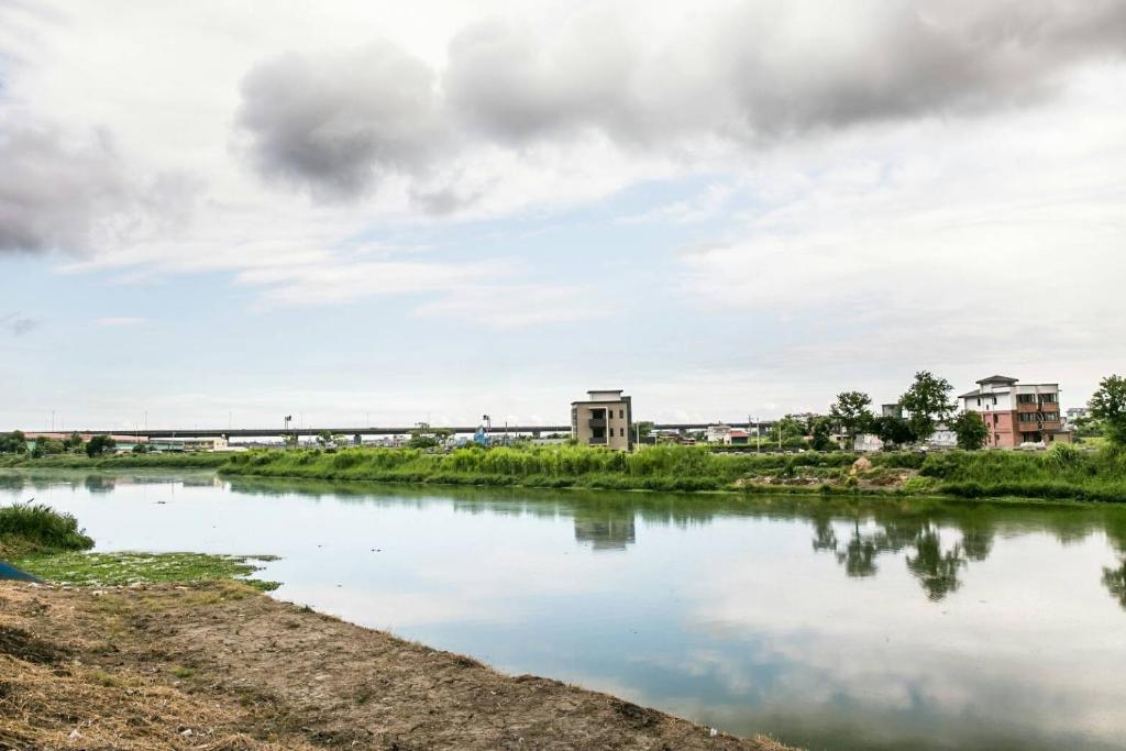 Výhled na řeku, která protéká v blízkosti ubytování v soukromí