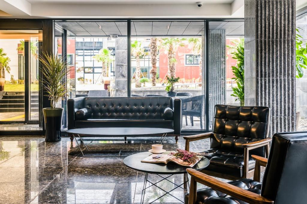 Posezení v ubytování Aguila Hotel Jeju Oceano Suite